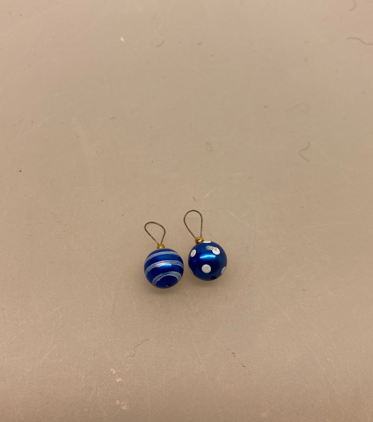 Miniature julekugler - glaskugler med ophæng, julekugle, glaskugle, dukkehus, Miniature julepynt æske med julekugler, julepynt, glaskugler, æske, æske med julekugler, æske med glaskugler, glaskugler, dukkehus, dukkehusting, ting til, dukkehuset, miniaturer, nisserne, nissedør, nissebo, nissehus, julepynt, snelandskab, pynt, sætterkasse, sættekasseting, sætterkasseting, nisseting, nissetilbehør, biti, ribe