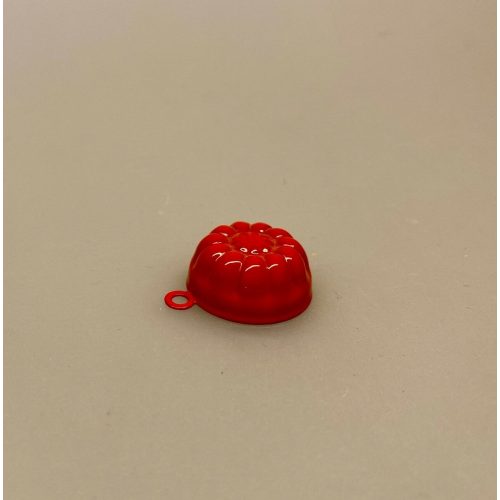 Miniature Bageform Rød, Miniature Sandkage på fad med tallerken, sandkage, sukekrbrødskage, krydderkage, julekage, randform, springform, rund, kager, afternoon tea, tebord, julepynt, tilbehør, ting til, nisser, nisserne, dukkehuset, nissedør, nissehus, nissebo, sætterkassen, sættekasse, miniaturer, dukkehusting, julekalender, julesok,