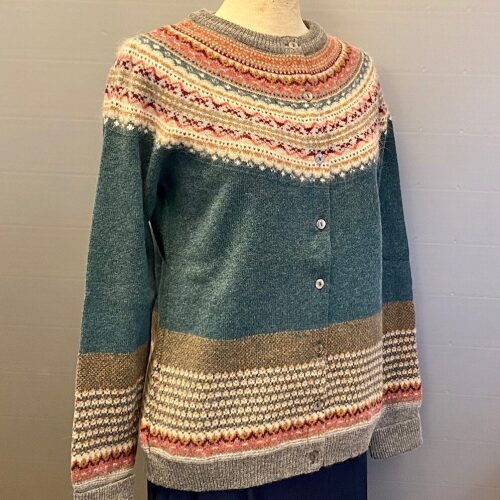 Eribé - Færø Cardigan Petrol, færømønster, blød, kradser ikke, soft, lækker, luksus, smart, moderne, ung, cool, let, lun, varm, smart, damestrik, strik, strikjakke, striktrøje, strikketrøje, cardigan, med knapper, knappet, mønsterstrik, strikket, mønsyer, bærestykke, skotsk, skotland, eribé, ribe, vadehavet, nationalpark, forår, nyheder, spring 2021,