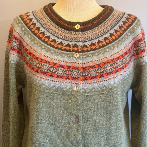 Eribé - Færø Cardigan Støvgrøn Kort, bræmas, støvgrøn, støvet, dæmpet, grågrøn, stengrøn, femin, beige, rosa, lyserød, pudderrosa, pudderfarvet, angora, cardigan, til, piger, damer, damestrik, særlig, eksklusiv, moderne, klassisk, elegant, sød, ren, uld, natur, bæredyftig, mode, biti, eribe, ribe, skotsk, skotland, færømønster, fin, cropped, figursyet, strikket, fintstrikket, blød, lun, varm, alpine, strikjakke, striktrøje, knapper