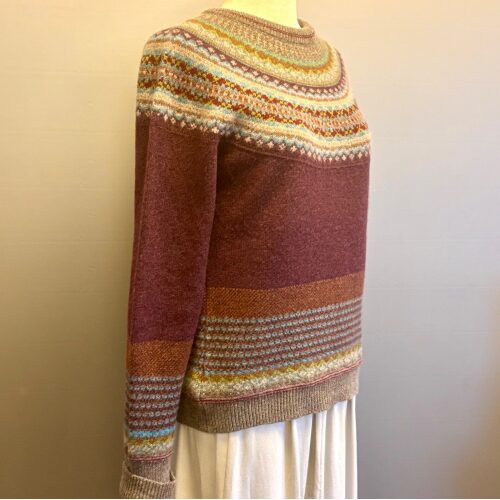 Eribé - Færø Pullover Esmeralda, vinrød, bordeaux, bourgogne, rubunrød, rødlilla, ruby, delikat, fin, feminin, dæmpet, diskret, strathfort, eribé færøstrik, færø pullover, strik, fintstrikket, tynd, lun, feminin, klassisk, trøje, striktrøje, til piger, til damer, damestrik, strikketrøje, sweater, angora, bærestykke, rundstrikket, lun, blød, kradser ikke, lækker, kvalitet, speciel, flot, smuk, skotsk, færøerne, skotland, ribe, biti, alpine,