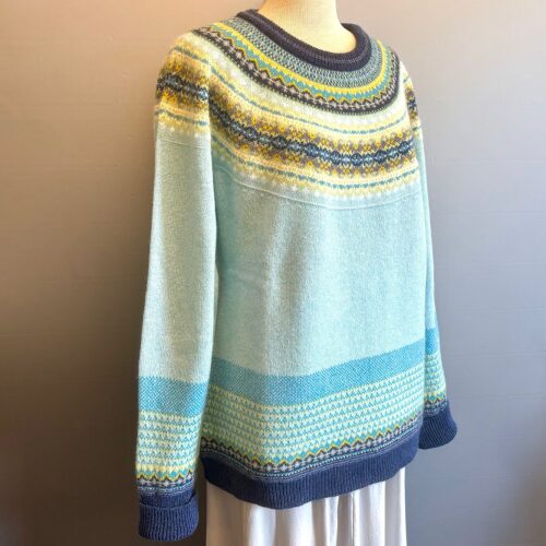 Eribé - Færø Pullover Lys Turkis, mermaid, turkis, aqua, isblå, blå, gul, feminin, detaljer, færømønster, magisk, særlig, tynd, blød, soft, cashmere, delikat, fin, feminin, dæmpet, diskret, strathfort, eribé færøstrik, færø pullover, strik, fintstrikket, tynd, lun, feminin, klassisk, trøje, striktrøje, til piger, til damer, damestrik, strikketrøje, sweater, angora, bærestykke, rundstrikket, lun, blød, kradser ikke, lækker, kvalitet, speciel, flot, smuk, skotsk, færøerne, skotland, ribe, biti