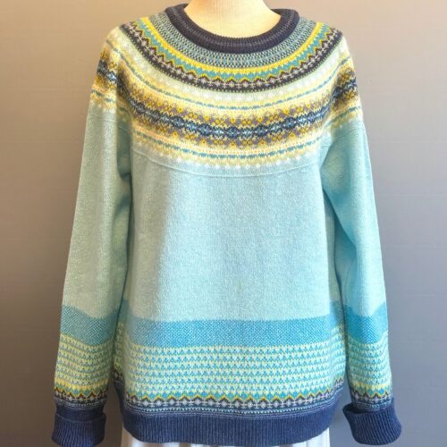 Eribé - Færø Pullover Lys Turkis, mermaid, turkis, aqua, isblå, blå, gul, feminin, detaljer, færømønster, magisk, særlig, tynd, blød, soft, cashmere, delikat, fin, feminin, dæmpet, diskret, strathfort, eribé færøstrik, færø pullover, strik, fintstrikket, tynd, lun, feminin, klassisk, trøje, striktrøje, til piger, til damer, damestrik, strikketrøje, sweater, angora, bærestykke, rundstrikket, lun, blød, kradser ikke, lækker, kvalitet, speciel, flot, smuk, skotsk, færøerne, skotland, ribe, biti