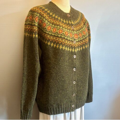 Harley Færø Cardigan - Donegal Oliven, strik, strikketrøje, striktrøje, strikjakke, cardigan, knapper, åben, knaplukning, harris, tweed, donegal, tweedgarn, nister, farvespots, mættet, lodengrøn, grøn, mørkegrøn, varme, farver, elegant, klassisk, country side, adel, engelsk, skotsk, færøerne, færøstrik, færømønster, rundstrikket, islænder, sweater, tyk, blød, lækker, kvalitet, smart, moderne, tradition, biti, ribe