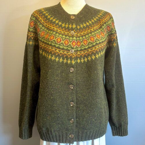 Harley Færø Cardigan - Donegal Oliven, strik, strikketrøje, striktrøje, strikjakke, cardigan, knapper, åben, knaplukning, harris, tweed, donegal, tweedgarn, nister, farvespots, mættet, lodengrøn, grøn, mørkegrøn, varme, farver, elegant, klassisk, country side, adel, engelsk, skotsk, færøerne, færøstrik, færømønster, rundstrikket, islænder, sweater, tyk, blød, lækker, kvalitet, smart, moderne, tradition, biti, ribe