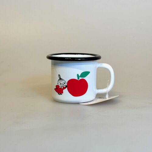 Mumi Metal Krus 15 ml - Lille My med Æble, lille, joyful apples, rdt, æble, kæmpe, lille my, rød kjole, 1726-015-01, nyhed, kært, babykop, babykrus, 15 ml, 1,5 dl, mumi, mumimor, lille my, mumrik, snorkfrøken, mumikop, mumikrus, emaljekop, emaljekrus, varme, drikke, metalkop, bålbad, eventyr, børnekop, børnekrus, praktisk, outdoor, telttur, shelter, gave, gaveide, barnedåb, barselsgave, baby shower, lille ny, børneservice, mumiting, biti, muurla, finsk, finland, eventyr, lækker, kvalitet