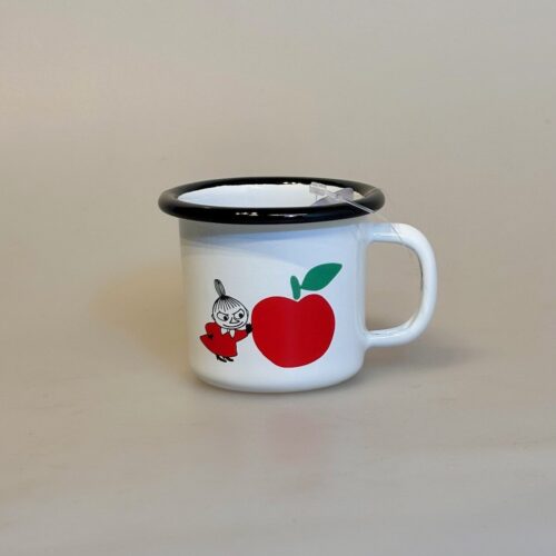 Mumi Metal Krus 15 ml - Lille My med Æble, lille, joyful apples, rdt, æble, kæmpe, lille my, rød kjole, 1726-015-01, nyhed, kært, babykop, babykrus, 15 ml, 1,5 dl, mumi, mumimor, lille my, mumrik, snorkfrøken, mumikop, mumikrus, emaljekop, emaljekrus, varme, drikke, metalkop, bålbad, eventyr, børnekop, børnekrus, praktisk, outdoor, telttur, shelter, gave, gaveide, barnedåb, barselsgave, baby shower, lille ny, børneservice, mumiting, biti, muurla, finsk, finland, eventyr, lækker, kvalitet
