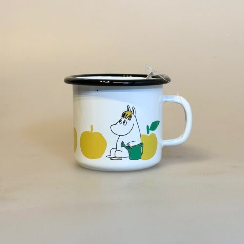 Mumi Metal Krus 25 ml - Mumi med Æbler, gule, kæmpe, æbler, æblemotiv, mumi, snorkfrøkenen, nyhed, 1726-025-02, mumi, mumimor, lille my, mumrik, snorkfrøken, mumikop, mumikrus, emaljekop, emaljekrus, varme, drikke, metalkop, bålbad, eventyr, børnekop, børnekrus, praktisk, outdoor, telttur, shelter, gave, gaveide, barnedåb, barselsgave, baby shower, lille ny, børneservice, mumiting, biti, muurla, finsk, finland, eventyr, lækker, kvalitet