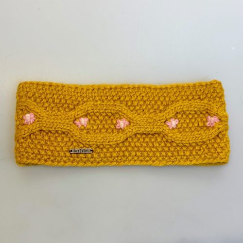 Pandebånd Uld med Foer - Mantsi Gult med Rosa Blomster, mantsi, gult, okergul, sennepsgul, varm gul, håndstrikket, økologisk, bio, bomuld, uld, lammeuld, perlestrik, kabelmønster, strikket, strikpandebånd, pandebånd, uldent, hjemmestrikket, fairtrade, ren, naturlige, fibre, bredygtigt, miljøvenlig, ørevarmer, tilbehør, accessoires, striktilbehø, vinter, efterår, smart, moderne, feminint, luksus, piger, damer, moshiki, gave, gaveide, varme, ører, smukt, flot, lækkert, kadser ikke, klør ikke, fåreuld, ribe, biti, blomster, håndbroderet, blomsterbroderi, vadehavet, marsken, sort sol