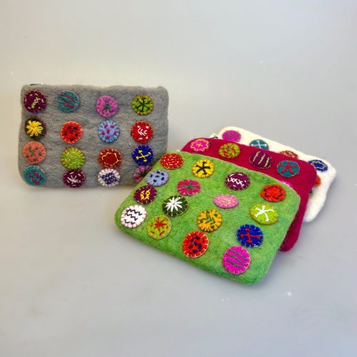 Pung i Filtet Uld - Stor med Kulørte Prikker, skiver, broderi, mønter, cirkler, mønster, fa1094, kulørt, håndarbejde, filtet, filtpung, pung, organizer,, kosmetik, lynlås, nålefilt, håndlavet, særlig, bæredygtig, håndværk, fåreuld, blomster, sød, til, piger, værtindegave, gave, konfirmation, konfirmand, gaveide, biti, ribe, en gry, en sif, design,